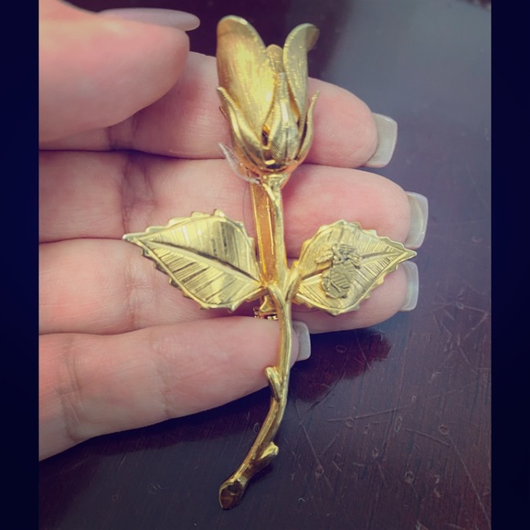 Gold tone western germnay faux pearl rose bud brooch